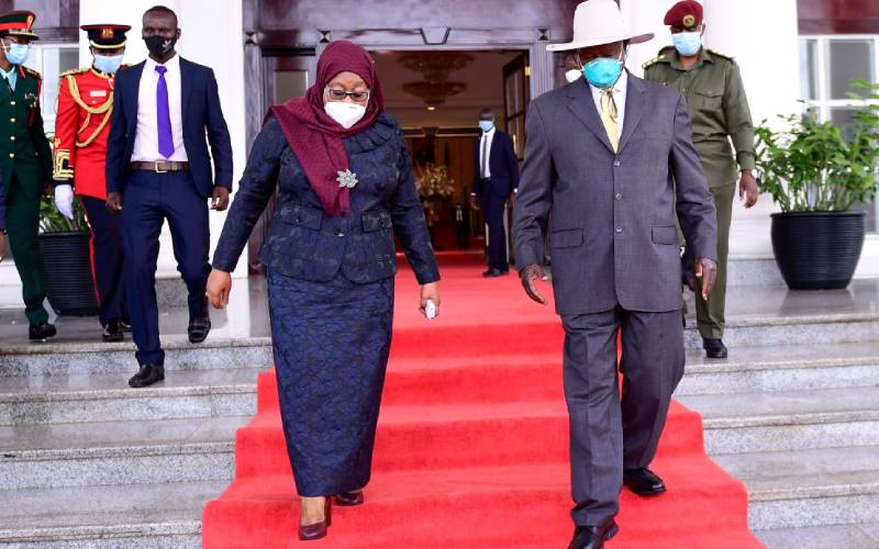Samia Suluhu, Yoweri Museveni discuss deals in oil and gas conference