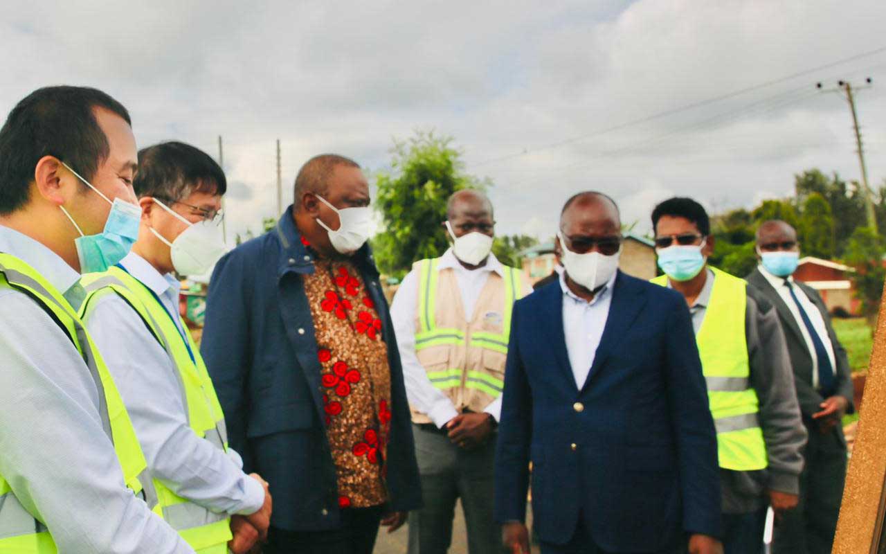 El presidente Uhuru inspeccionó la ampliación de la carretera Canol-Maruwa