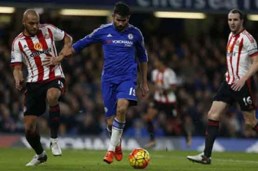 Chelsea restore order after Mourinho axe, Leicester five clear
