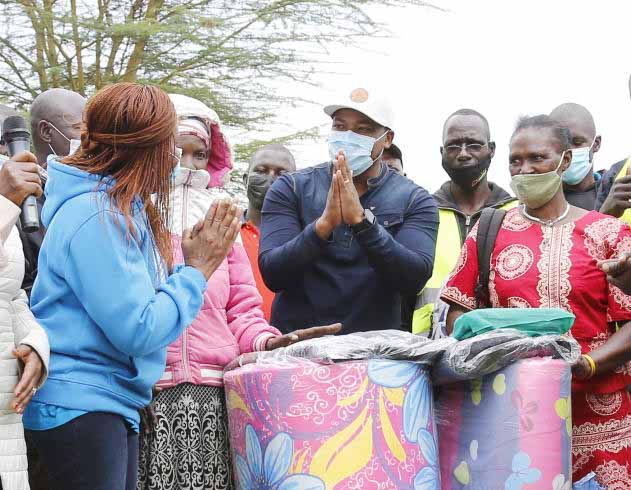 Families displaced by floods receive food, bedding and books from well-wishers