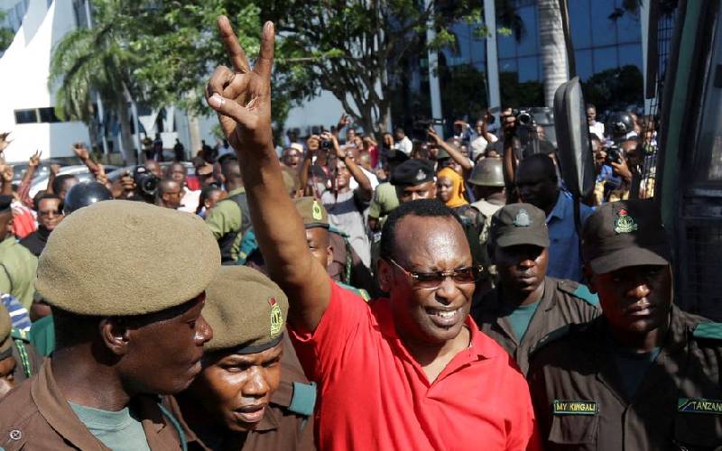 El presidente de Tanzania se reúne con el líder opositor Mboye horas después de su liberación