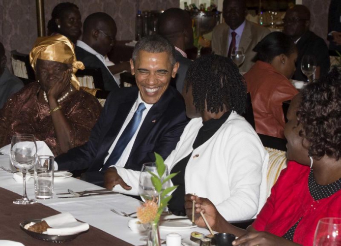 Obama dines with family after grand reception
