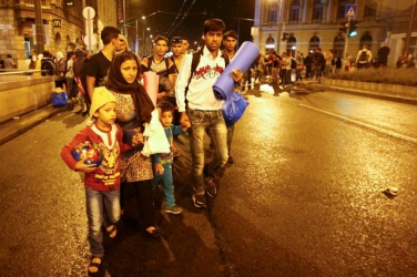 Refugees arrive in Austria from Hungary as desperate migrant families board buses to border