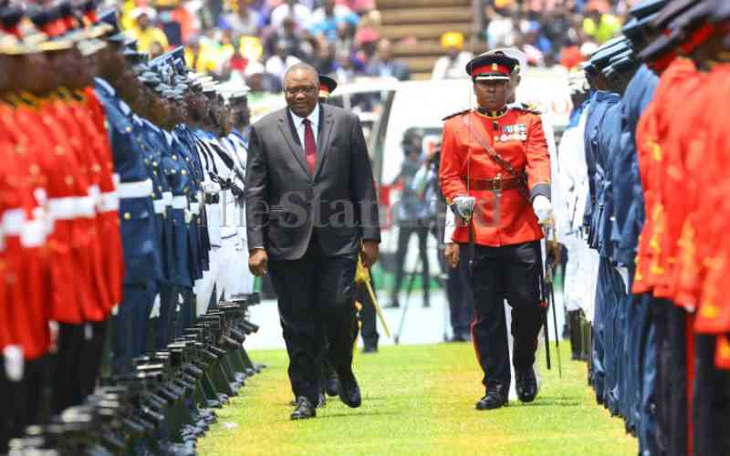 Uhuru Kenyatta inspects the guard of honor.