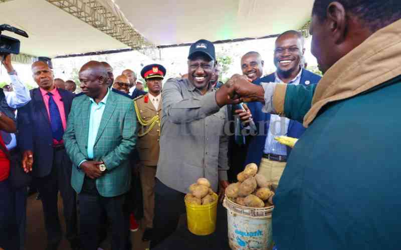President Ruto mingles with a trader.