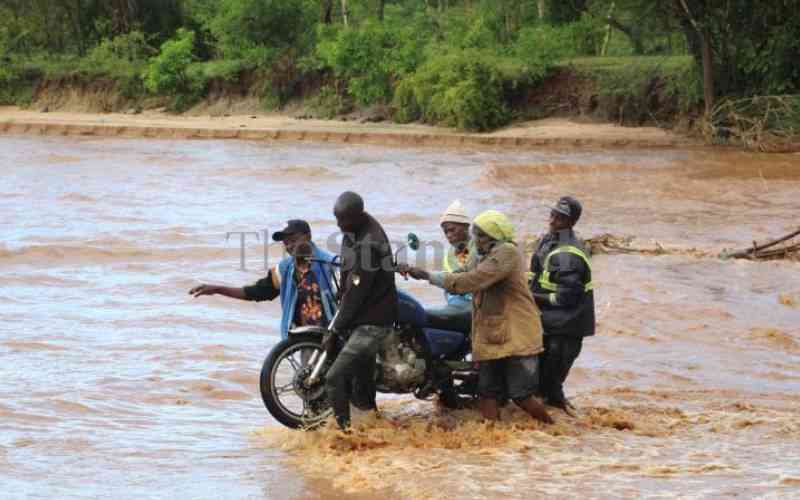 El Nino floods: Risky crossings