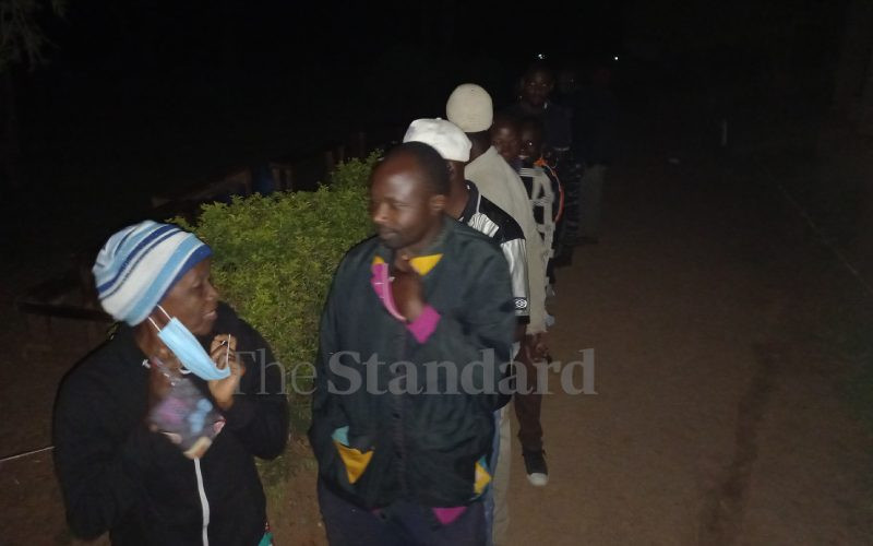 Kenyans brave cold, throng polling stations to vote