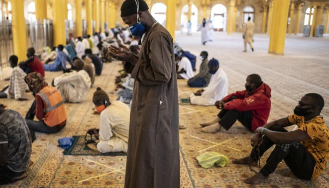 As mosques reopen in West Africa, Covid-19 fears grow
