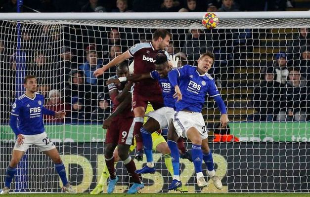 Dawson snatches West Ham dramatic last-gasp point at Leicester