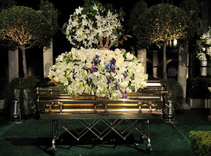 Extravagant funerals add no value - theologist