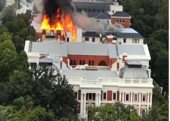 Api nyali gedung parlemen Afrika Selatan