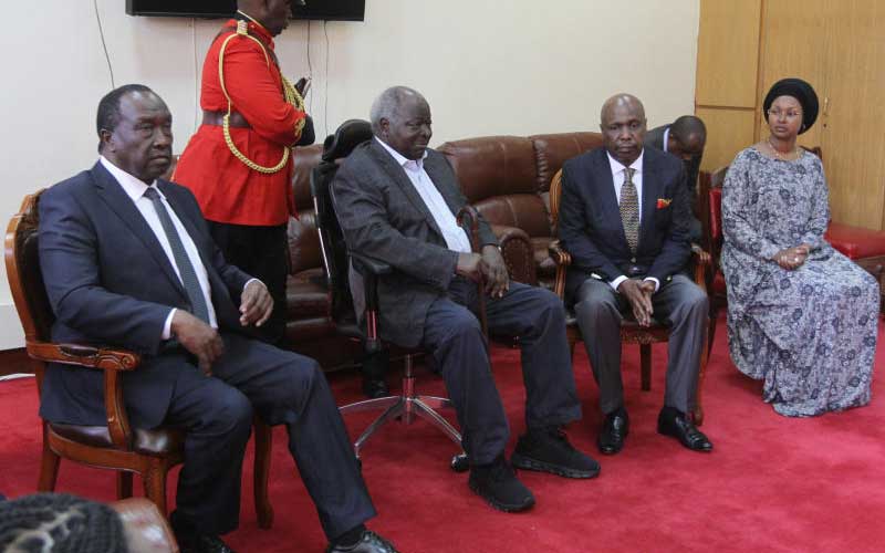 Kibaki among hundreds to honour Mzee