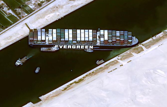 New attempts to free ship stuck in Suez Canal