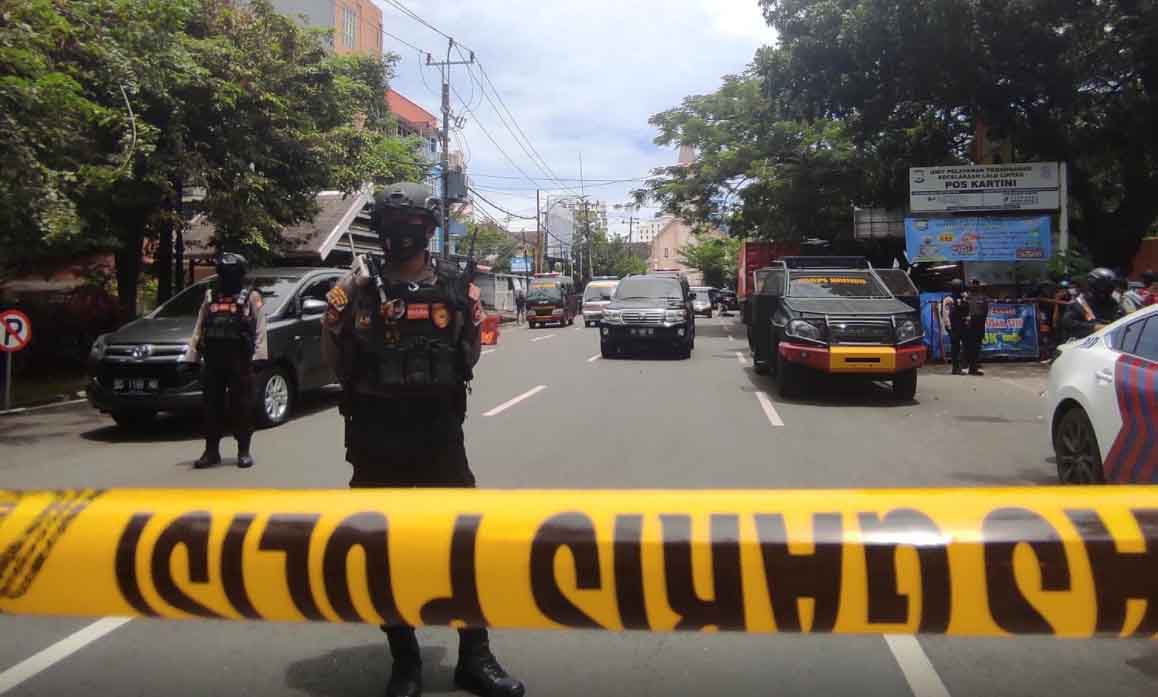 Suspected suicide bombing at Indonesian church wounds 14 people