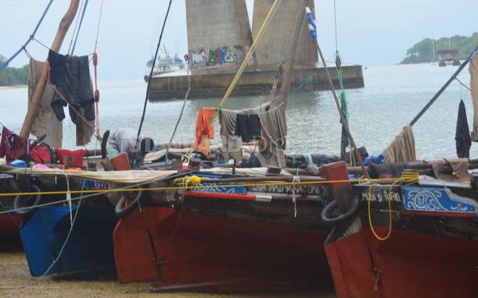 100 stray fishermen rescued