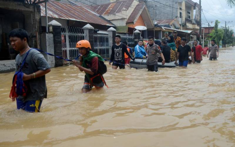 68 dead, 7,000 displaced as floods hit Indonesia