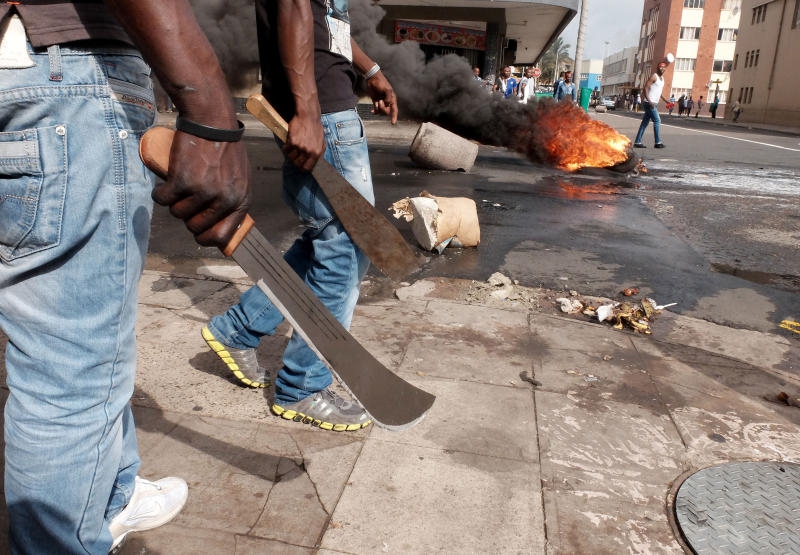 Mombasa gang slashes police officer 