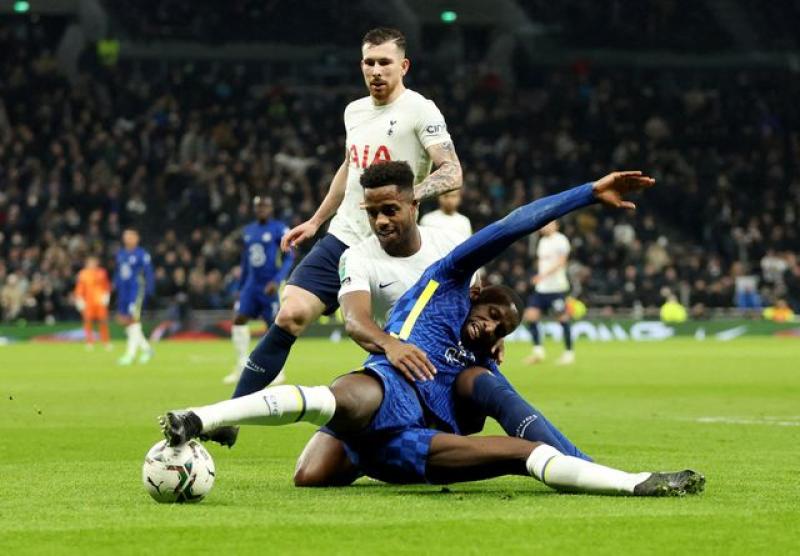 Chelsea ease past Tottenham into League Cup final