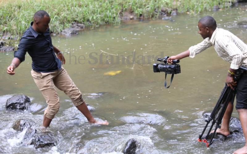 Journalists crossing river Sagana, Nyeri 