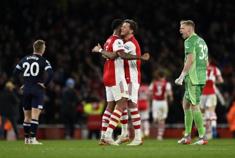 Arsenal knock West Ham out of top four with derby win