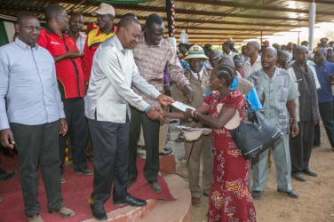 Governor Nanok, Jubilee ‘war’ plays out at Uhuru tour of Turkana