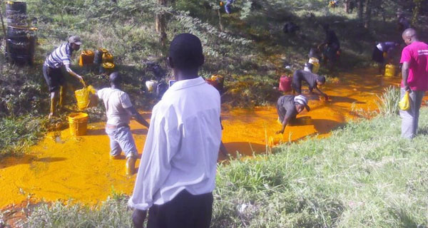 Kenyans Siphon oil from tanker