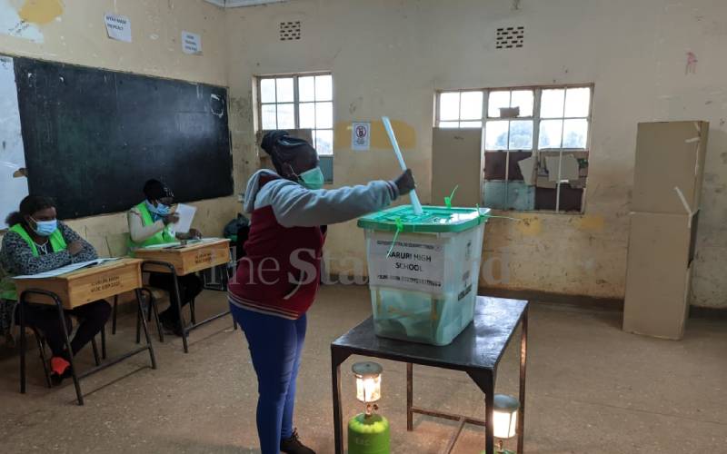 A voter casting her vote at Karuri High School 