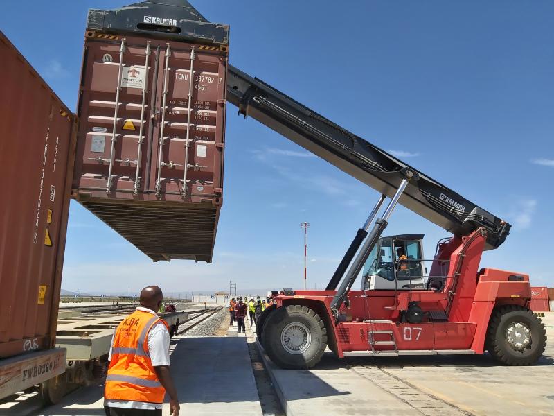 Plan to fully use railway to ferry cargo from port kicks up a storm