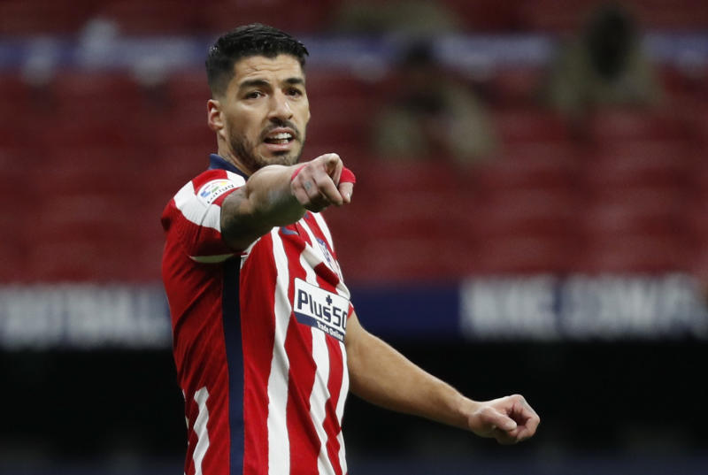 Suarez header keeps Atletico top as Simeone celebrates 500th game in charge