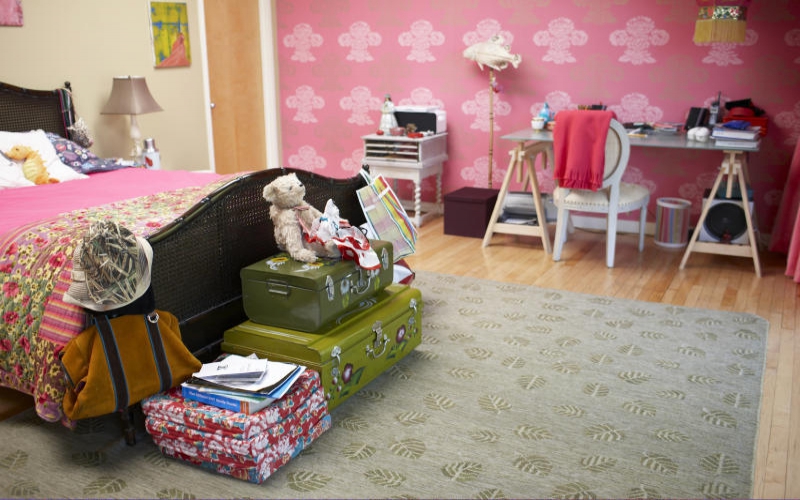 How to turn suitcase into decor pieces