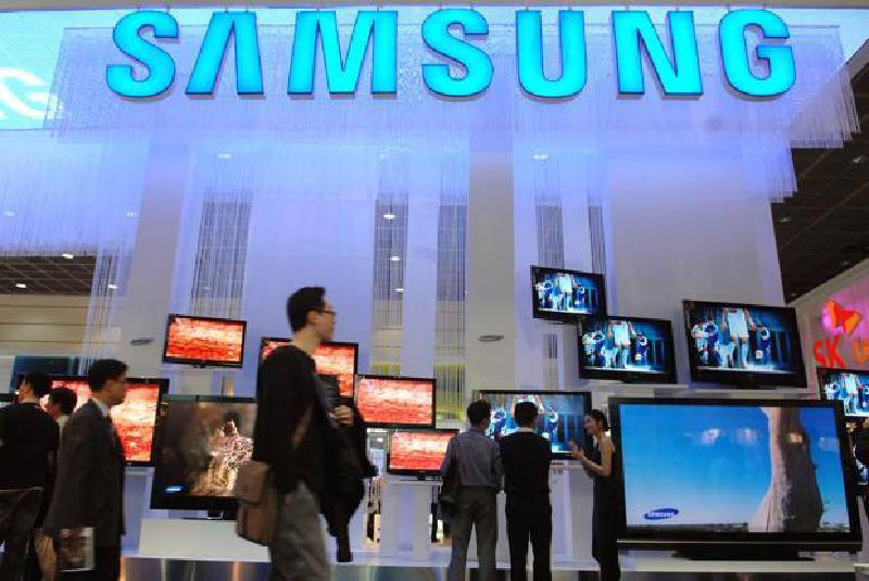 Samsung's earnings drop in fourth quarter  