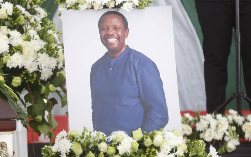 Penghormatan mengalir saat kepala staf Ruto, Ken Osinde dimakamkan