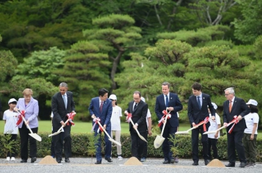 World leaders open G7 talks with economy in focus