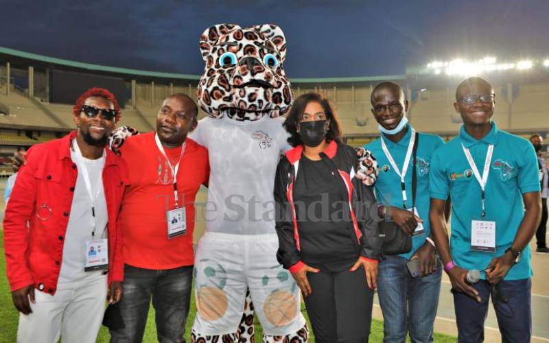Passaris poses with mascot, guests at the event