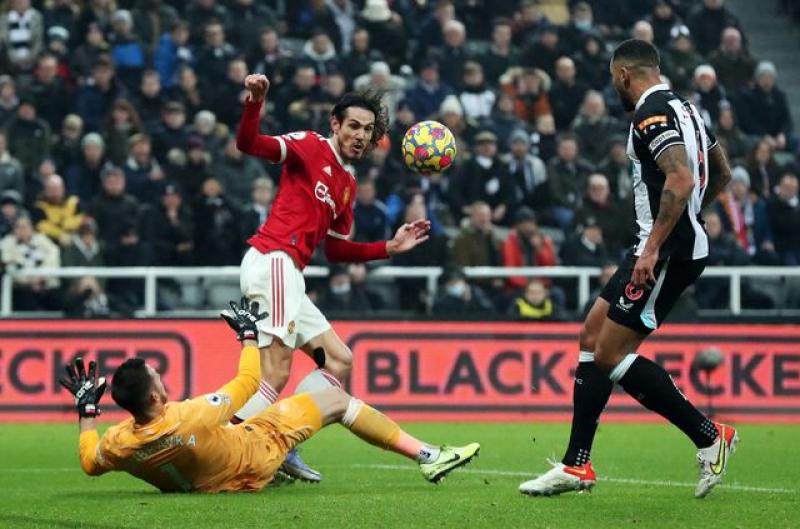 Cavani strikes as Man United scrape draw at Newcastle