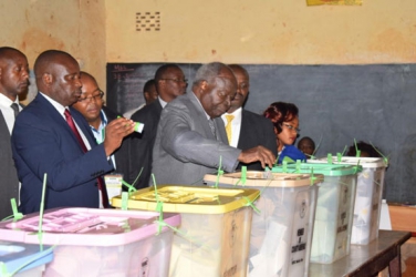 Ex-President Mwai Kibaki casts ballot late over missing details