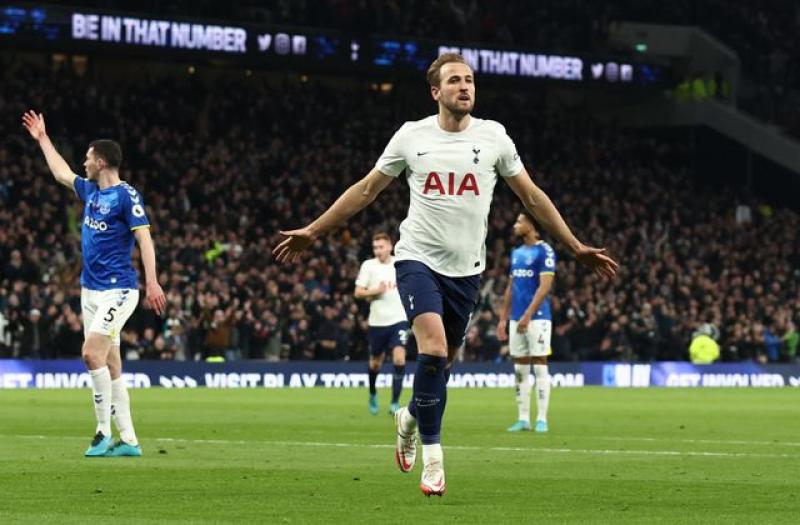 Kane grabs double as Tottenham thrash Everton
