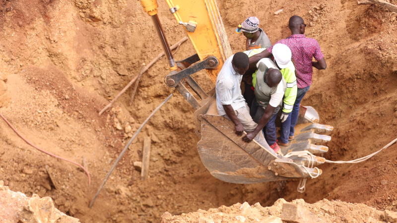 Locals resort to manual digging to retrieve body of trapped miner
