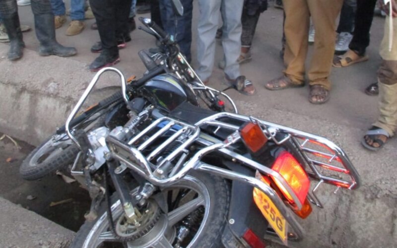 Motorbike-riding phone snatcher cornered, assaulted