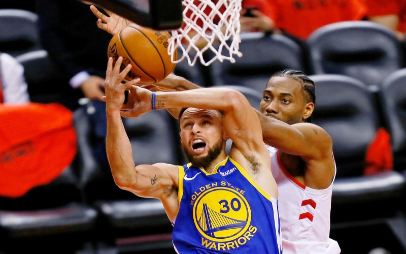 Magical Steph Curry edges Raptors to keep NBA title hopes alive