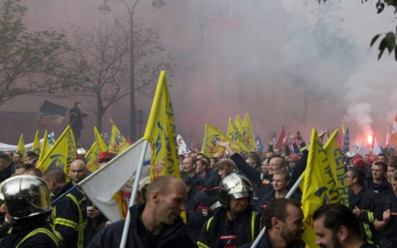 Thousands of firefighters "angry" manifest in Paris