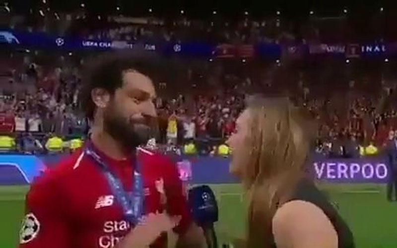 [VIDEO] Salah flinches away from reporter in Madrid as he thought she tried kissing him