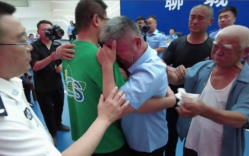 After 24-year search, Chinese man reunited with kidnapped son