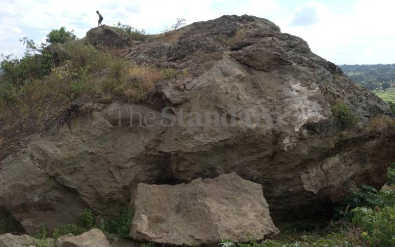 Penduduk Kiminini hidup dalam ketakutan akan batu yang menggelinding tetapi tidak mau berhenti menggali