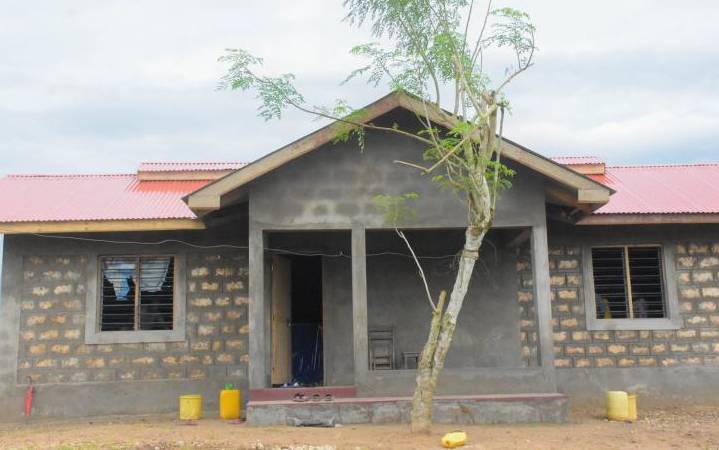 Kingi gives house to poor woman with quadruplets