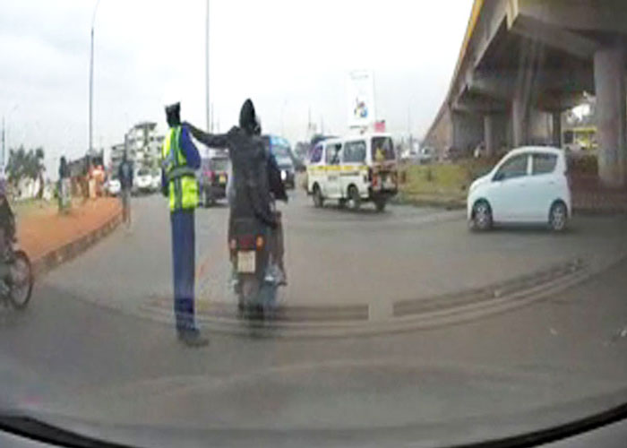 Police officer’s phone snatched while controlling traffic in Roysambu