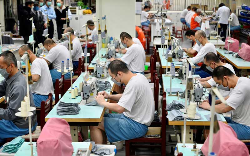 Prisoners join coronavirus fight with mask factory