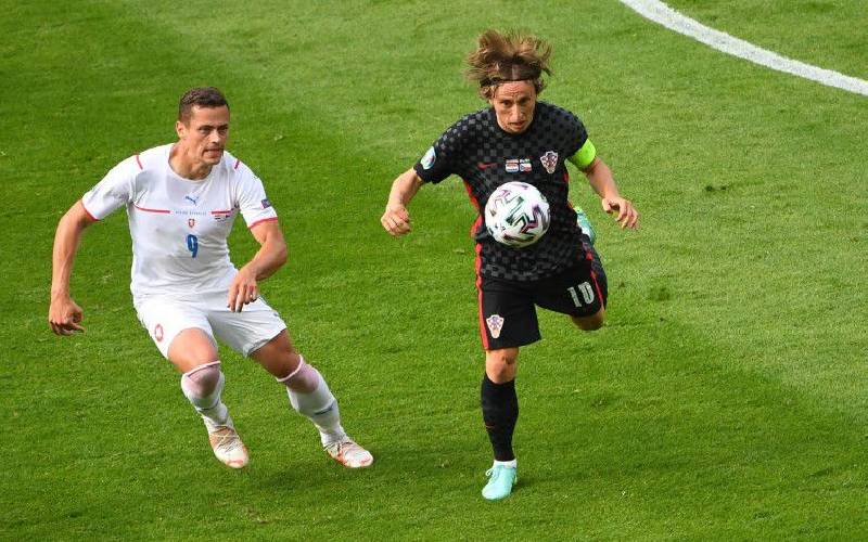 Luka Modric in action with Czech's Holes