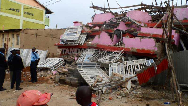 Alert watchman saves lives in collapsing building 