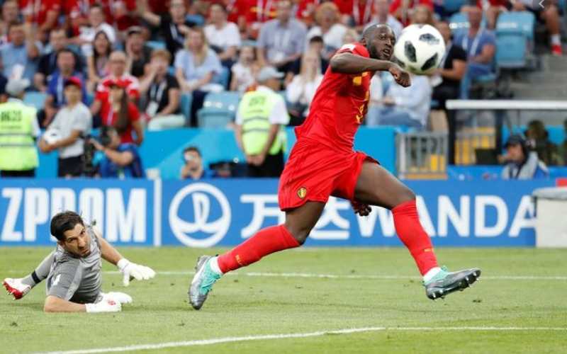 Romelu Lukaku celebrates scoring third goal 